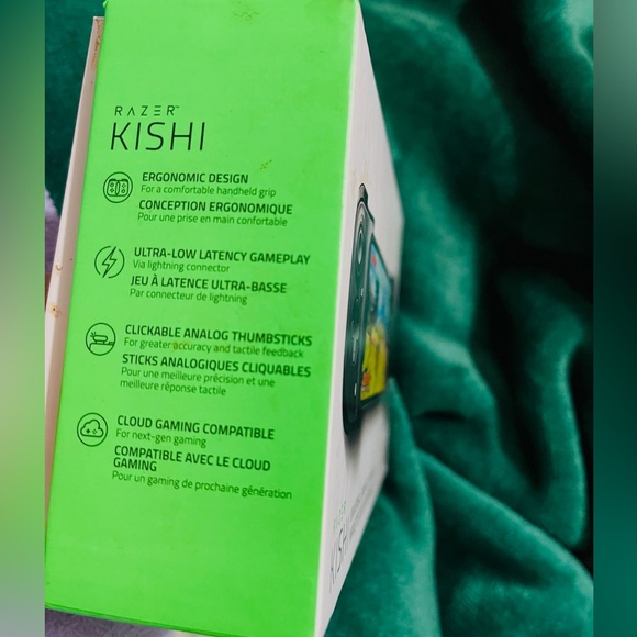 Razer Kishi Mobile Game Controller / Gamepad for iPhone iOS - Picture 3 of 3